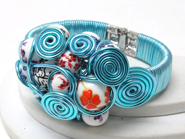 Multi acrly print flowers balls and fashion metal wired hinge bangle