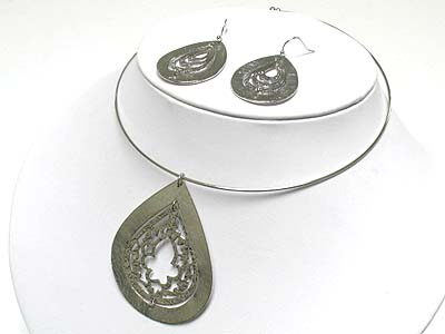 Burnish filigree metal pendant chocker and earring set