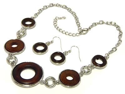 Donut shaped wood and chain link necklace set