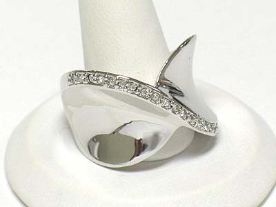 Crystal line twist metal ring