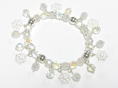 Snowflake charm and facet glass dangle stretch bracelet