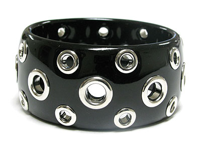 Metal stud hole acryl bangle