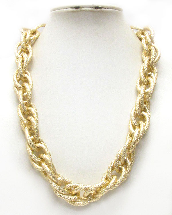 Textured thick chain necklace