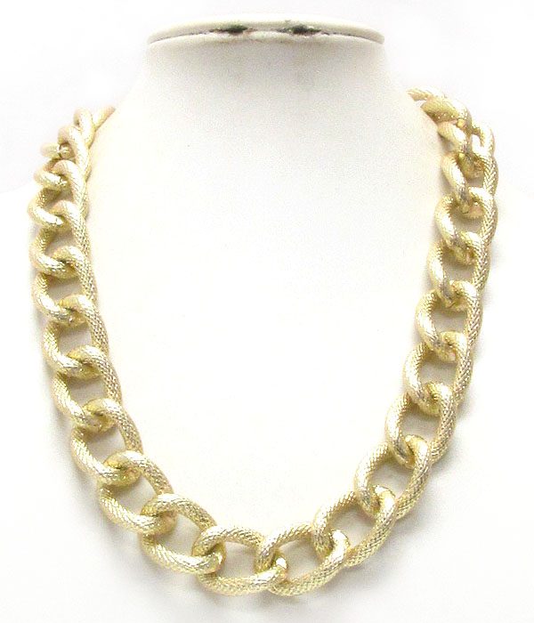 Textured thick chain necklace