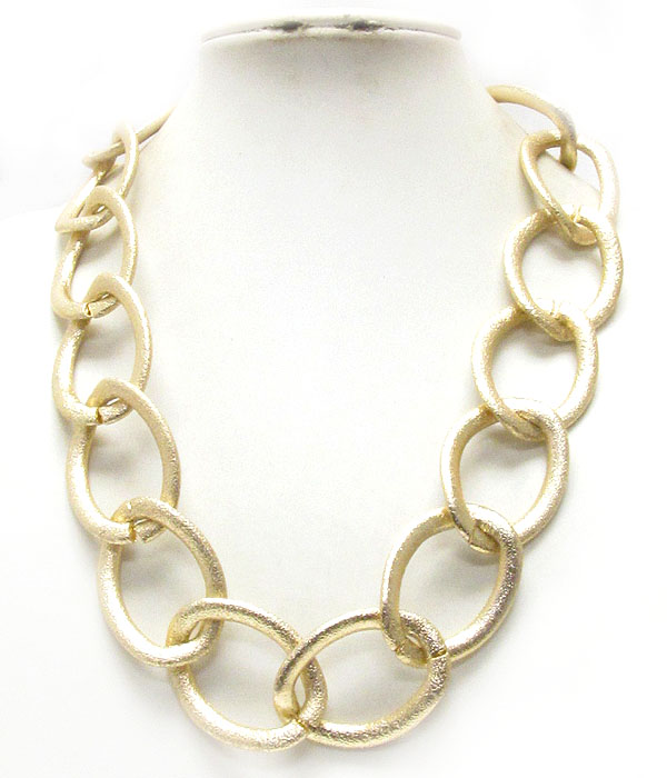 Textured thick chain necklace