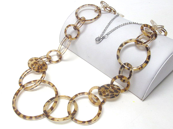 Multi coneted acrly animal print circle long chain necklace