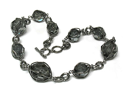 Metal chain grasped facet glass beads necklace