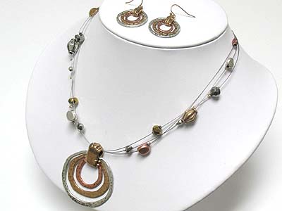 Tri tone hammered metal disk pendant necklace and earring set