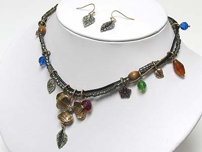 Tri tone hammered metal flower pendant and beads drop necklace and earring set