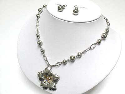 Burnish metal flower pendant necklace and earring set