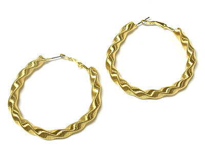 Waved metal mesh hoop earring - hoops