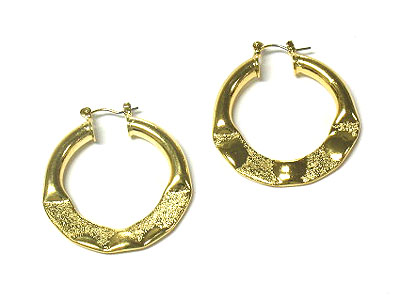 Metal deco hoop earring - hoops