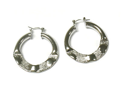 Metal deco hoop earring - hoops