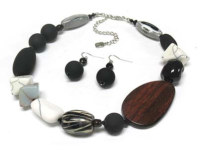 Semi precious stone and wood oval disk necklace and earring set