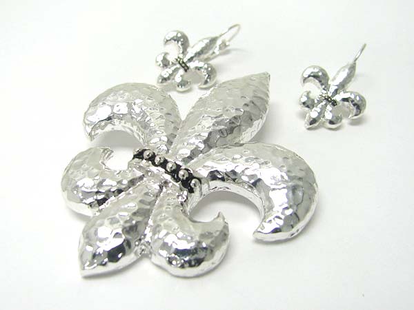 Hammered metal fleur de lis pendant and earring set