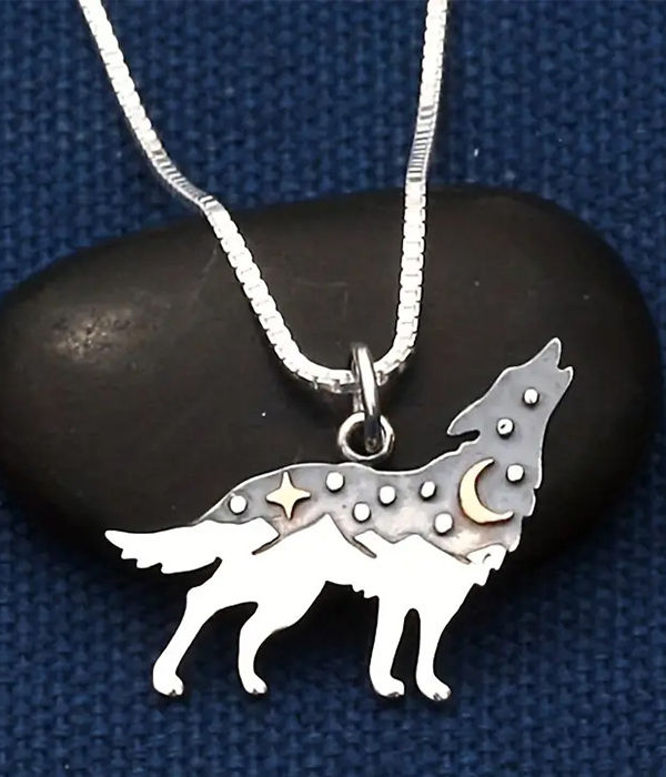 Howling wolf pendant necklace