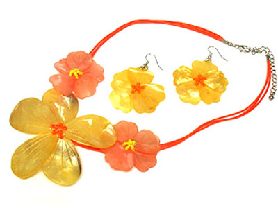 Hawaiian style hand made dyed shell flower necklace and earring set