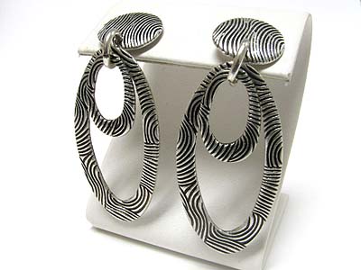 Wave pattern double oval metal earring