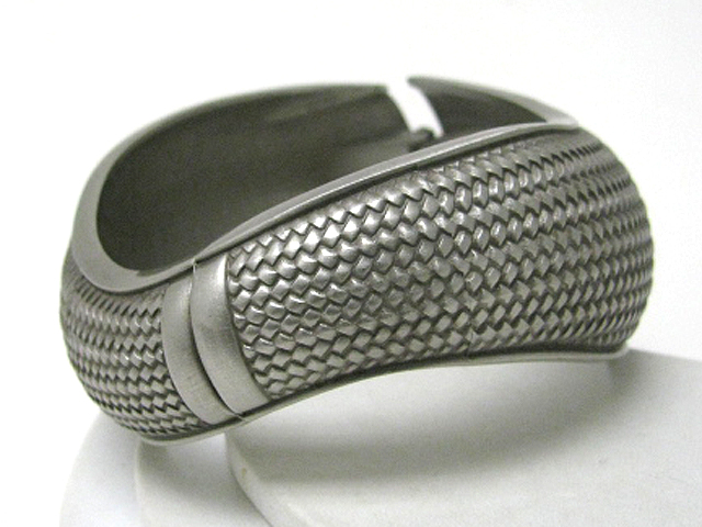 Architectural curved metal hinge bangle