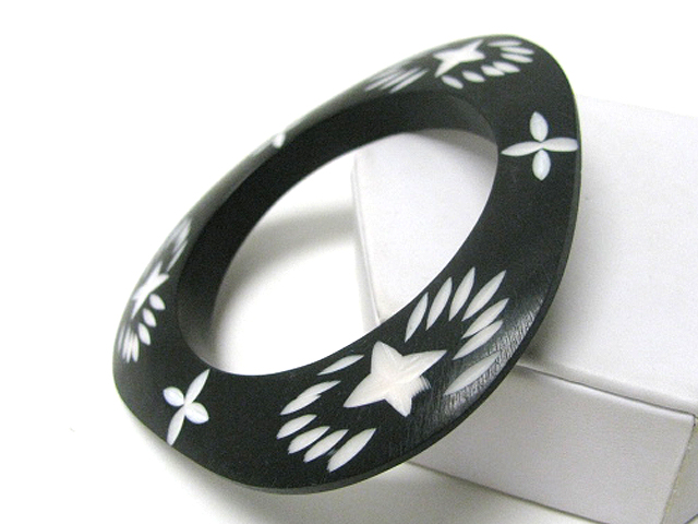 Painter wood triangle bangle