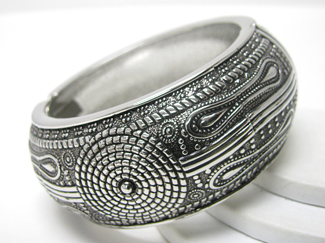 Architectural pattern metal hinge bangle