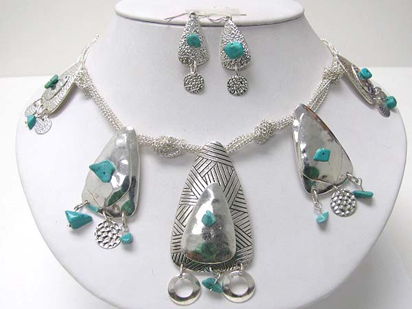 Turquoise chip stone deco metal disk drop necklace earirng set