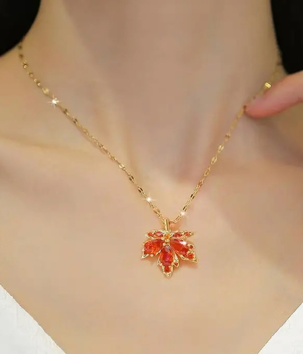 Maple leaf pendant necklace