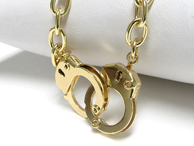 Metal handcuff toggle chain necklace