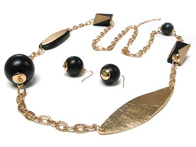 Wooden ball and scratch metal metal link long necklace earring set - brass metal