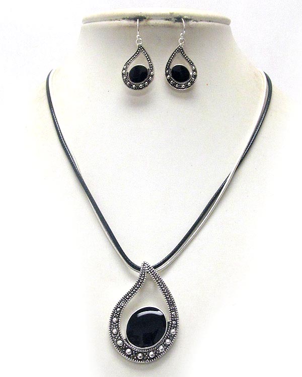 Metal filigree and epoxy deco teardrop pendant necklace earring set