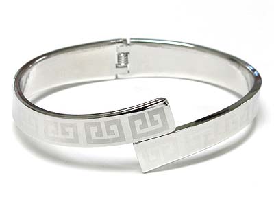 Designer inspired pattern wave metal hinge bangle