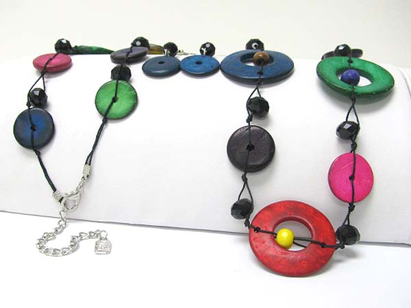 Dyed glossy shell disk link long necklace earring set