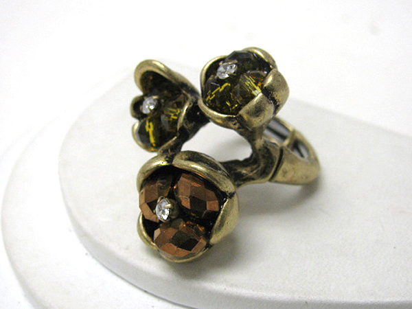 Crystal and glass beads deco tri flower stretch ring