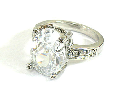 Cubic zirconia and side crystal fashion ring