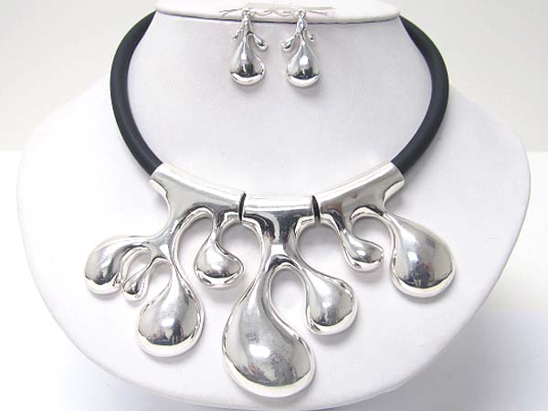 Metal art design pendant and cord neklace earring set 