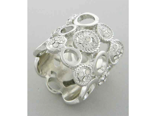 Multi riund crystal and round cut out fashion patern metal ring