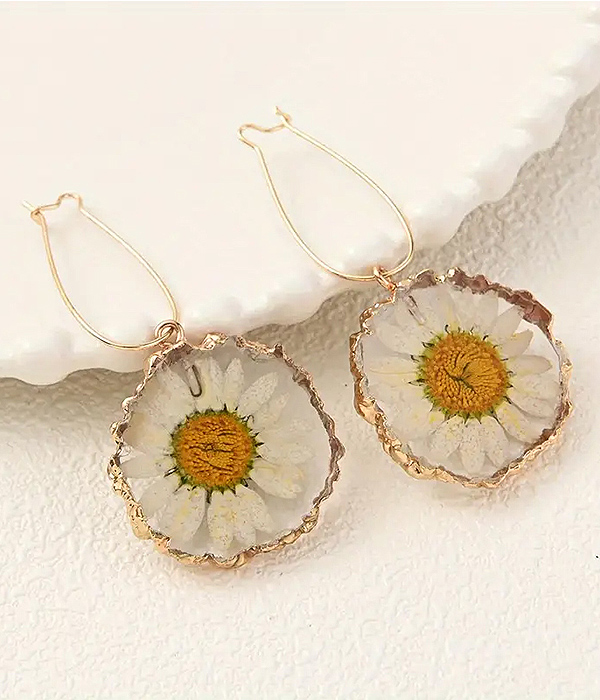 Daisy resin drop earring