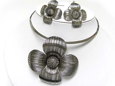 Metal large flower pendant choker set