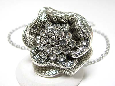 Crystal center metal detail flower pendant necklace