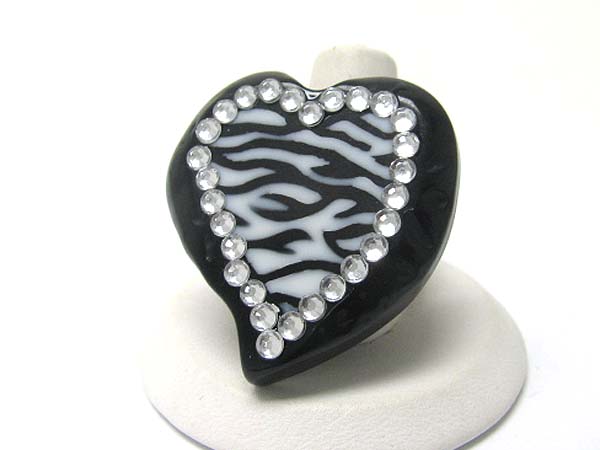 Zebra pattern heart stretch ring