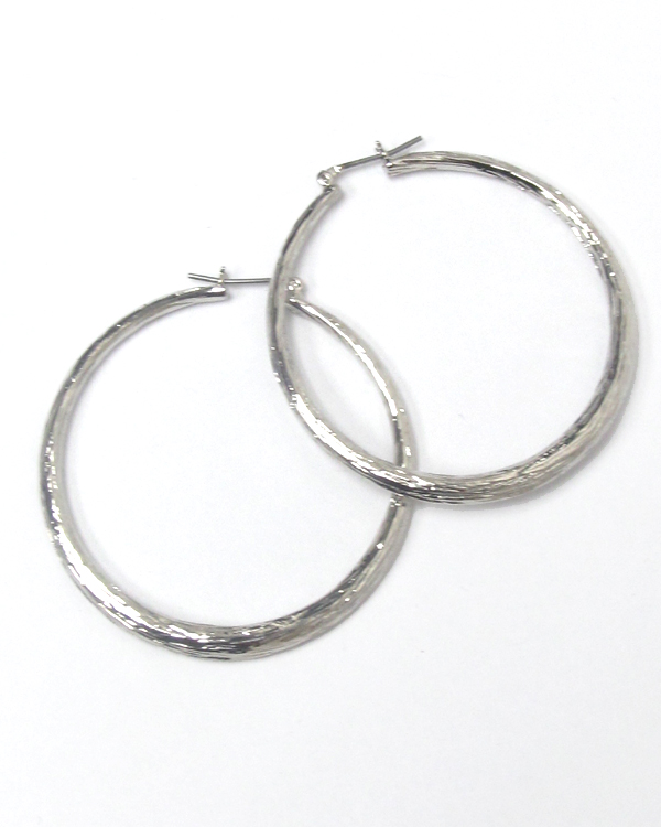 Metal textured hoop earrings 