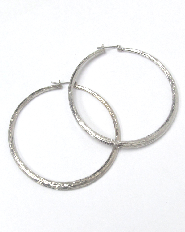 Metal textured hoop earrings 