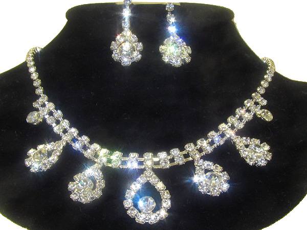 Multi crystal tear drop patern party necklace earring set