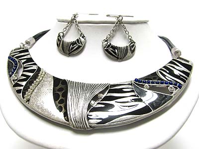 Zebra pattern wide metal art choker earring set