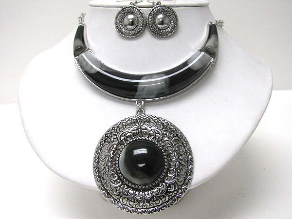 Resin and metal filigree large pendant and half chocker necklace earring set