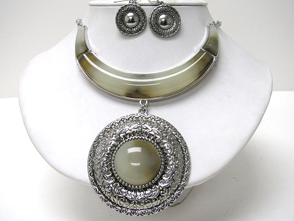 Resin and metal filigree large pendant and half chocker necklace earring set