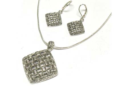 Woven texture square pendant and mesh chain necklace and earring set