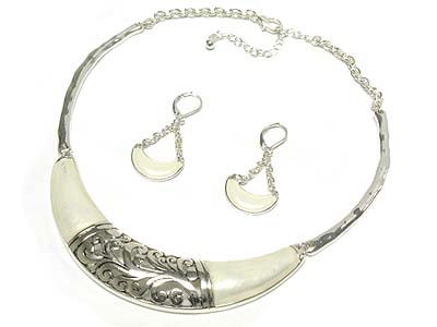 Designer line casting metal choker and earring set