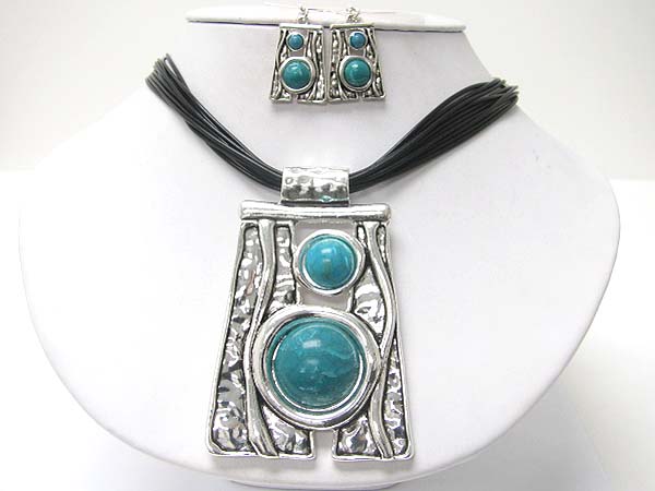 Turquoise stone and hammered metal art deco pendant necklace earring set