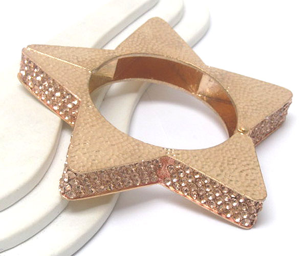 Multi crystal and metal hammered star on side fashion designer style hinge bangle